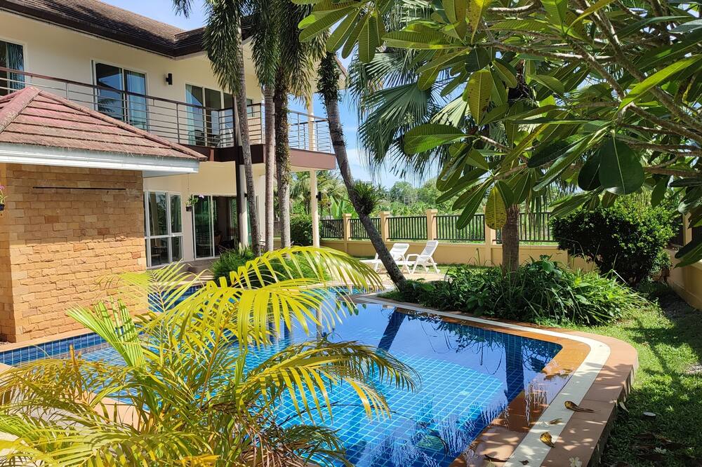 Khao Lak Villa, Free Transfer, Walk to beach, shops, restaurants, No neighbors!