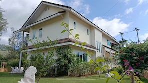 Exterior - Wonderful Villa with Private Pool, Best Location! Walk to beach, restaurants etc (Khao Lak)