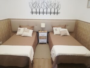 2 chambres, bureau, fer et planche à repasser, lit parapluie