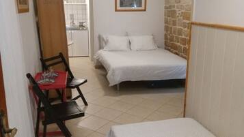 1 habitación, tabla de planchar con plancha, wifi gratis y ropa de cama