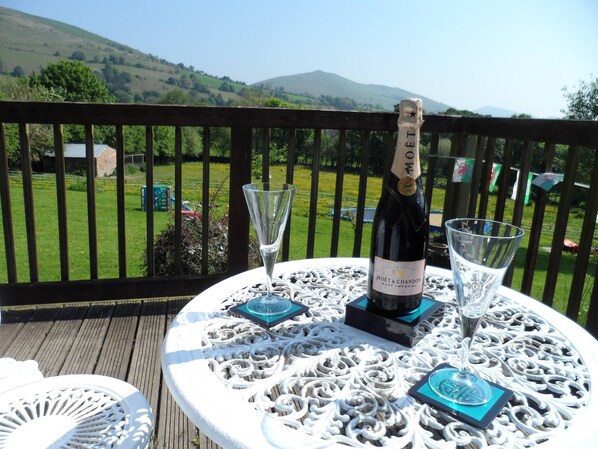 Outdoor dining - Cosy Cabin in the Tanat Valley (Llanrhaeadr-ym-Mochnant)