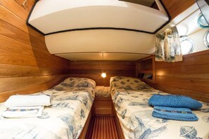 4 bedrooms, WiFi, bed sheets, wheelchair access