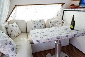 TV, books, stereo - BED AND BOAT IN MARINA VILLA IGIEA  (Palermo)