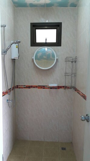 Dusche, Haartrockner, Handtücher