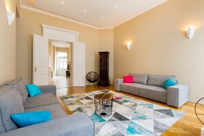 TV - Inner city chic, stylish 2 BR, metro 2,4  (Budapest)