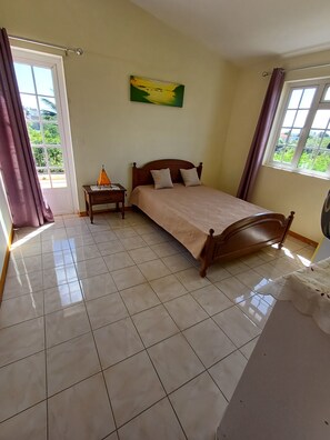 3 chambres, coffres-forts dans les chambres, fer et planche à repasser