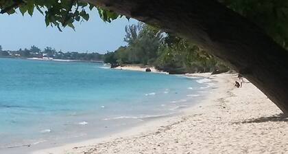 CHARMING VILLA WITH SWIMMING POOL NEAR THE BEACH