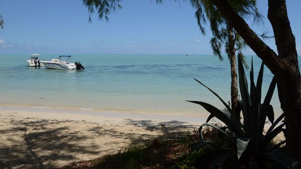 A beach with a boat on the shore and a clear view of the ocean. - CHARMING VILLA WITH SWIMMING POOL NEAR THE BEACH (Albion)