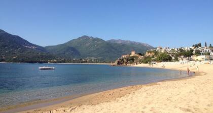 SUPERBE APPARTEMENT CLIMATISE SUR LA PLAGE VUE PARADISIAQUE PIEDS DANS L'EAU