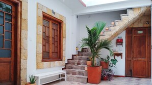 En stentrappe fører op til en trädør med teksten "SALIDA".