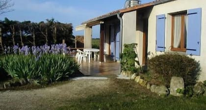 Haus Bungalow mit Garten und Terrasse, 1100m2 Grundstück, 8 Personen,