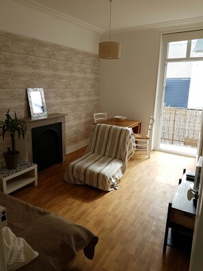 Fernseher, Kamin, Arbeitsbereiche