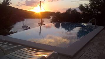 Een buitenzwembad en een verwarmd zwembad