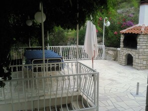 Outdoor dining - Two bedroom apartment with large daily room and infinity, heated, massage pool (Hvar)