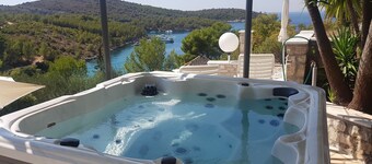 Appartement de deux chambres avec une grande salle journalière et une infinité, chauffée, piscine de massage