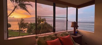 OCEANFRONT, WATCH THE TURTLES FROM THE LANAI! 2 bdrm, 2 bath, Central A/C