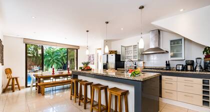 Modern Home, 3BR, piscine privée, terrasse et balcon (9 personnes) * 15% de réduction Sept-Oct