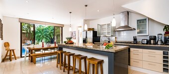 Modern Home, 3BR, private pool and terrace - sleeps 9