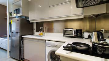 Réfrigérateur, micro-ondes, plaque de cuisson, cafetiÚre/bouilloire