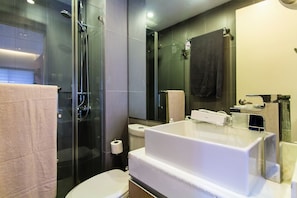 Een douche, een haardroger, handdoeken
