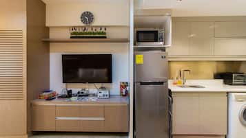 Refrigerador, microondas, parrilla de estufa y cafetera y tetera