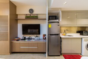 Kühlschrank, Mikrowelle, Herdplatte, Wasserkocher mit Kaffee-/Teezubehör