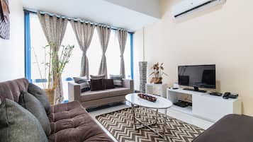 テレビ、DVD プレーヤー、書庫