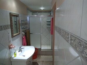 Shower, hair dryer, towels, soap - Affordable, Cozy  Honeymoon, Spring Break, Bay View Apartment (Castries)