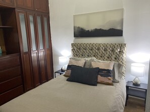 4 bedrooms, in-room safe, desk, iron/ironing board