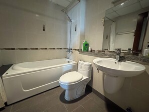 Combined shower/bathtub, hair dryer, towels