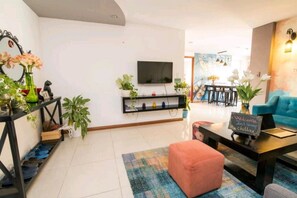 Una televisión, una chimenea