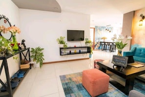 Una televisión, una chimenea