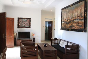 TV - Graha Rusni Villa - 2 Bedroom villa - Rice paddys view (ubud)