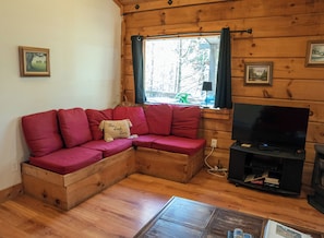 Smart TV, chimenea, libros y estéreo 