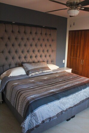 2 habitaciones, caja de seguridad en la habitación y escritorio 