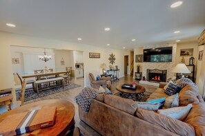 Älytelevisio, takka, videopelejä, DVD-soitin