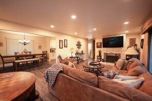 Älytelevisio, takka, videopelejä, DVD-soitin