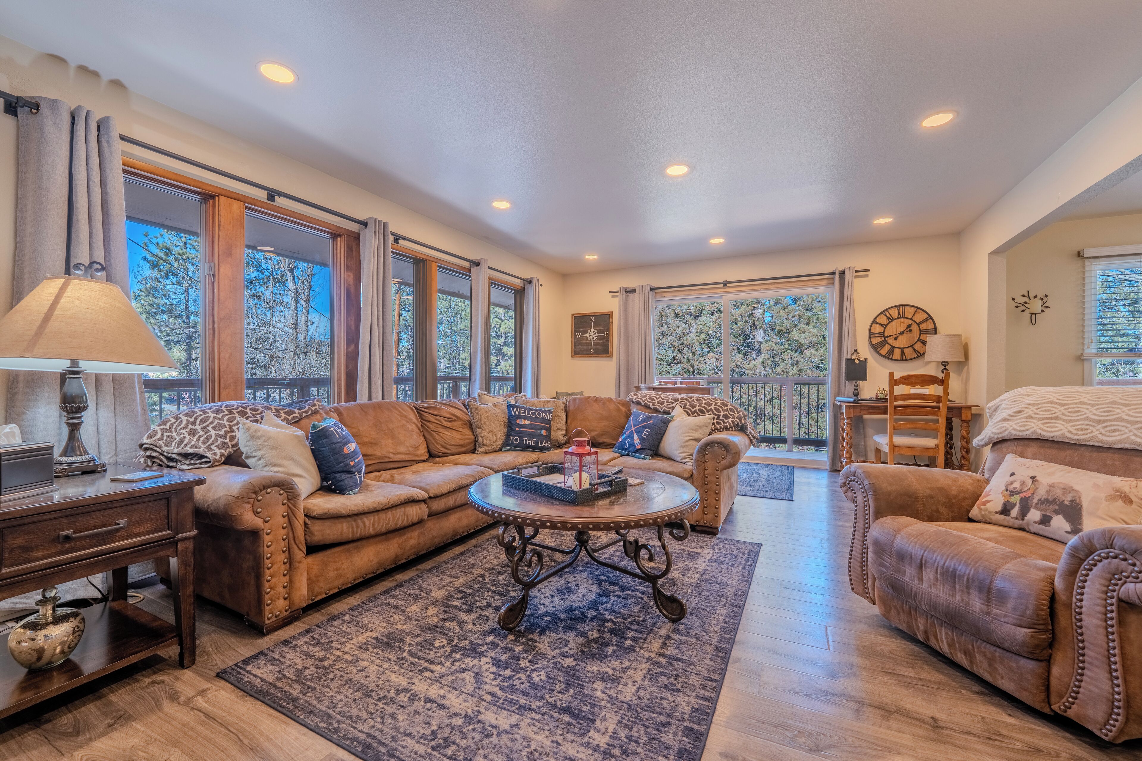 Smart TV, chimenea, videojuegos y reproductor de DVD 