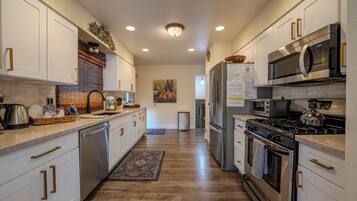 Jääkaappi, mikroaaltouuni, uuni, liesi