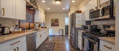 Refrigerador, microondas, horno, placa de cocina