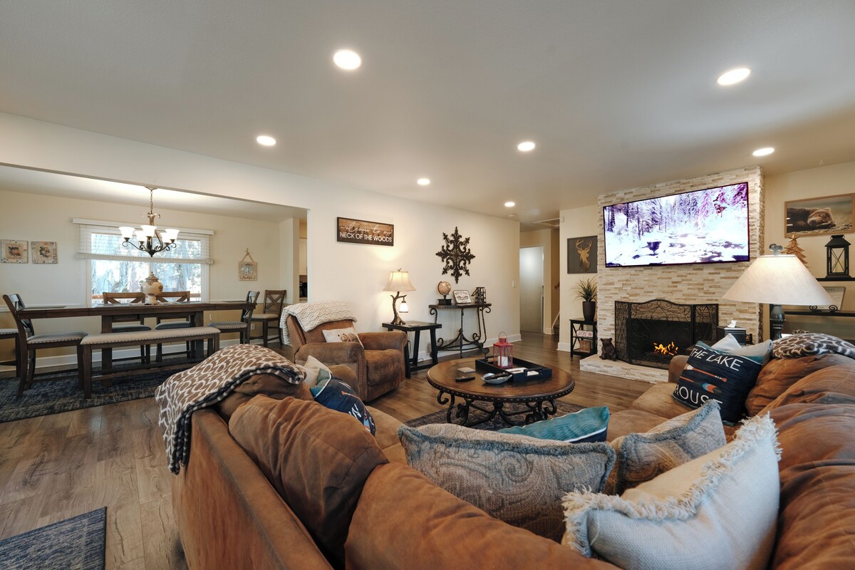 ACROSS FROM LAKE! 230 FIVE STAR REVIEWS! JACUZZI, POOL TABLE, PACMAN, EV CHARGER