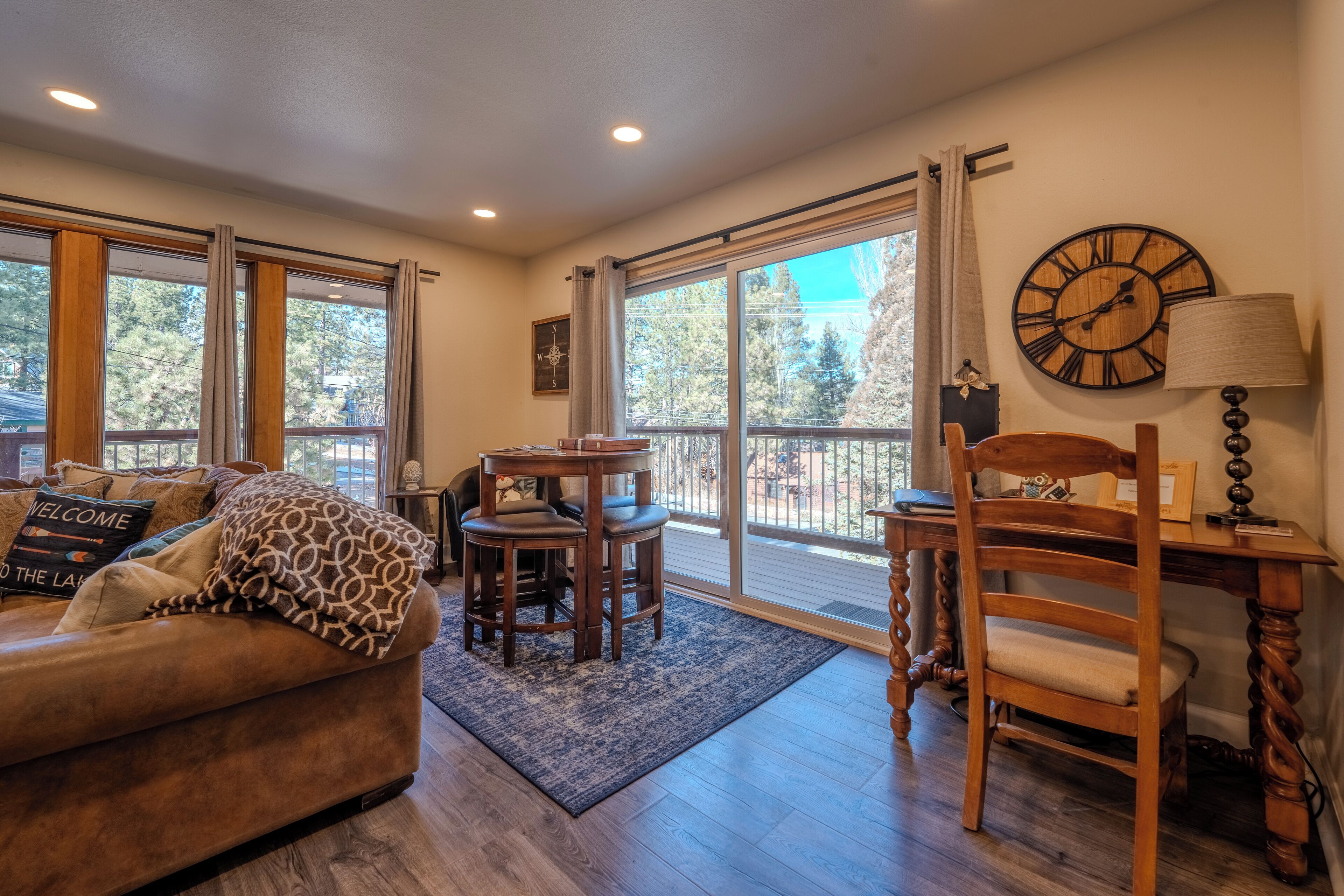 Smart TV, chimenea, videojuegos y reproductor de DVD 