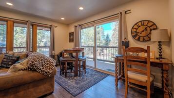 TV connectée, cheminée, jeux vidéo, lecteur de DVD