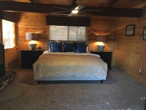3 habitaciones, escritorio y tabla de planchar con plancha
