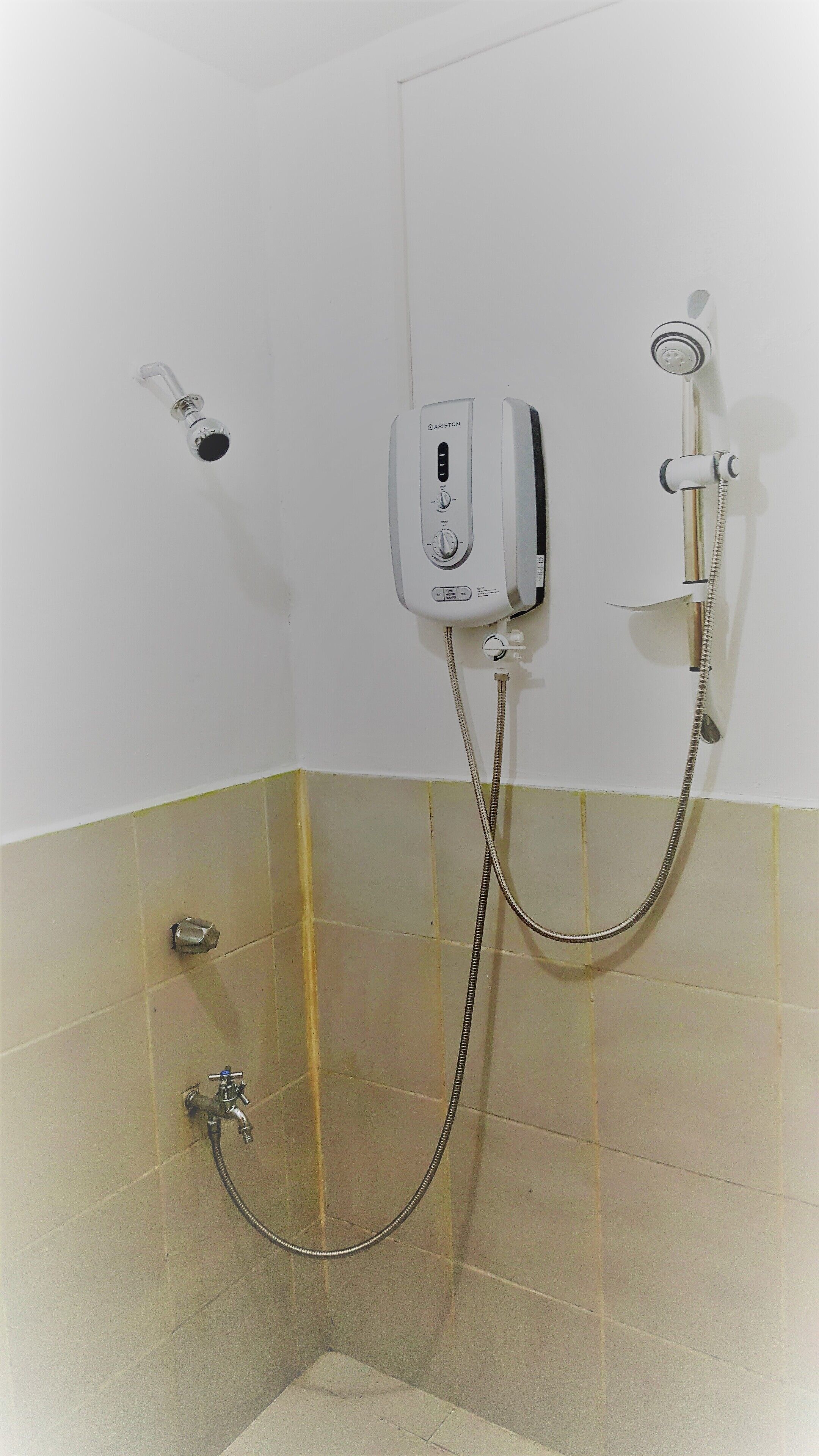 Combined shower/tub, hair dryer, towels
