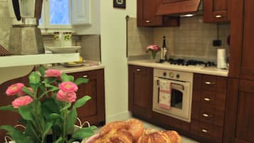 Kühlschrank, Ofen, Herdplatte, Wasserkocher mit Kaffee-/Teezubehör