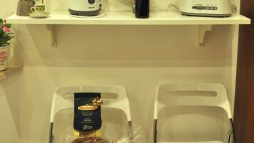 KĂŒhlschrank, Ofen, Herdplatte, Wasserkocher mit Kaffee-/Teezubehör