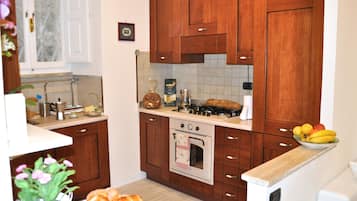 Fridge, oven, stovetop, coffee/tea maker