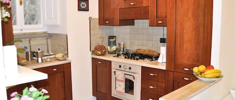 Frigorifero, forno, piano cottura, macchina per tè/caffè