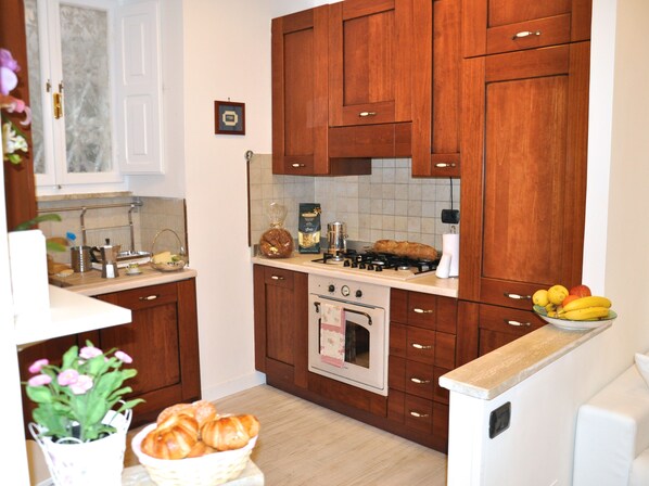 Frigorifero, forno, piano cottura, macchina per tè/caffè